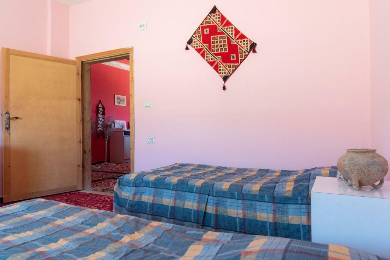 Bed and Breakfast Bedouin Pink Ecohouse Wadi Musa Exterior foto